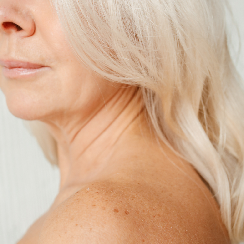 Femme cheveux blanc sain et forts