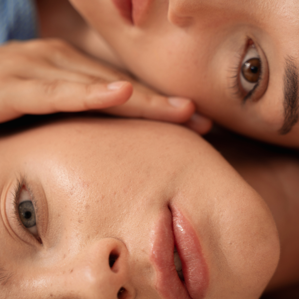 2 femmes à la peau lumineuse