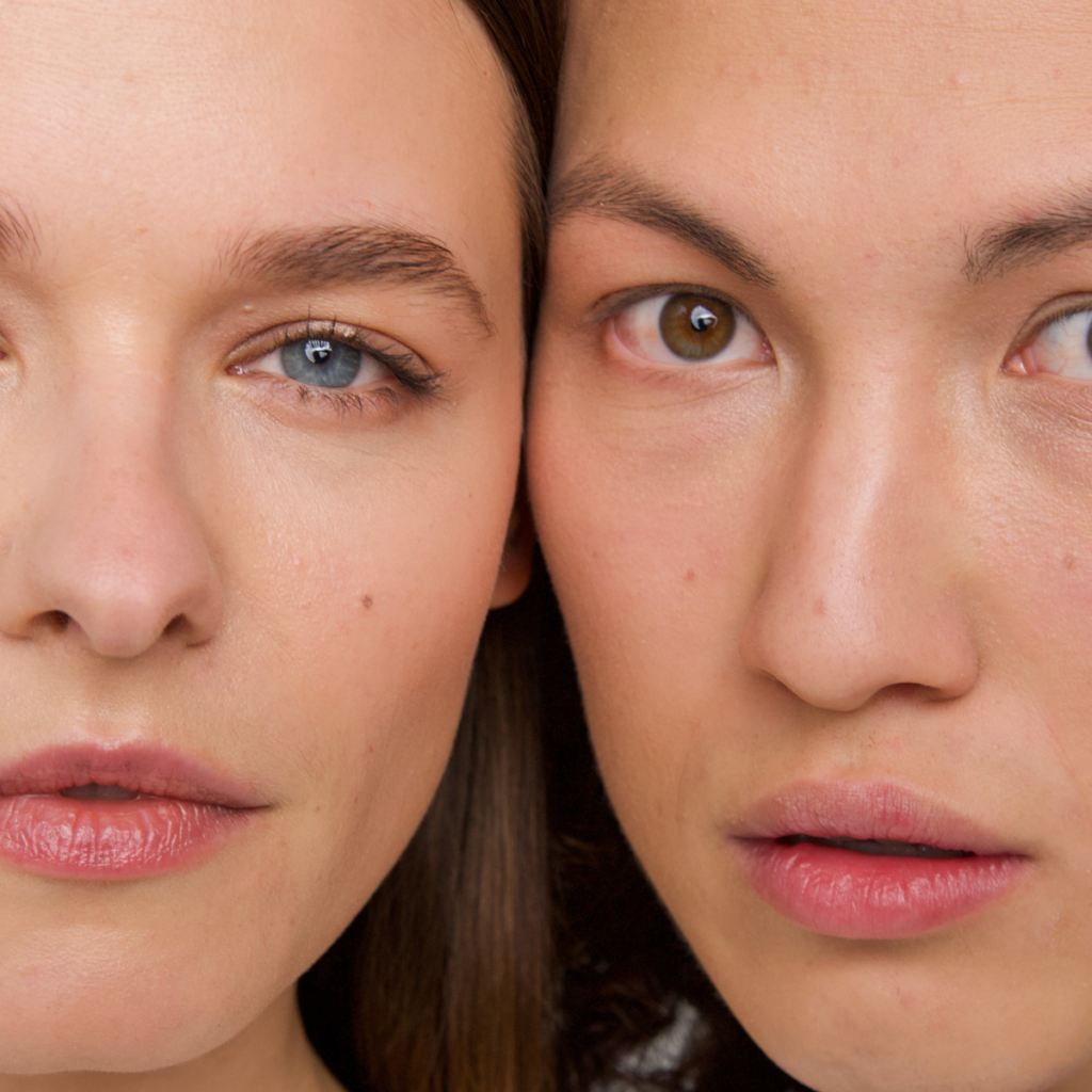 Deux femmes avec une peau saine et lumineuse.