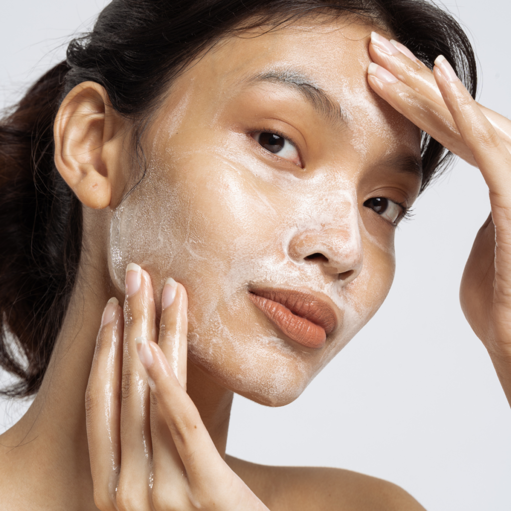 Femme qui nettoie sont visage au début du peeling.